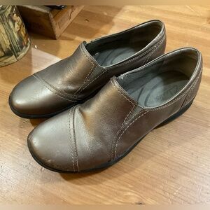 Clark’s:In motion ladies size 8 (Med)loafers metallic bronze/gold walking shoes.